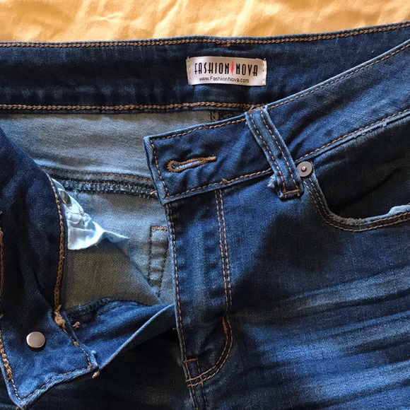 Fashion Nova Frayed Jeans Size 5 - Picture 5 of 8